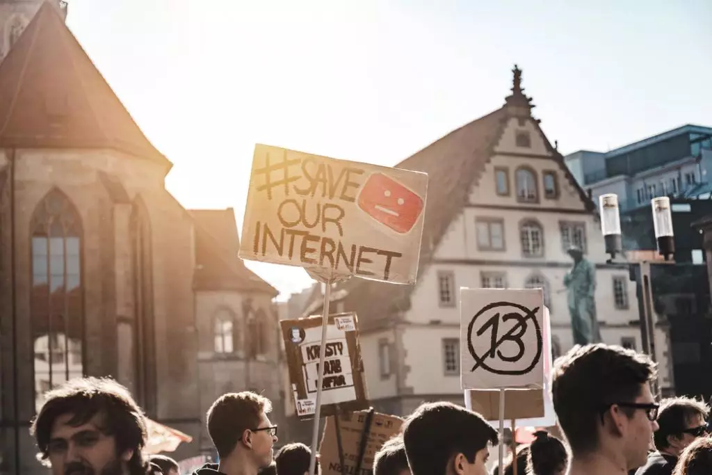 Pros and Cons of Social Media Censorship